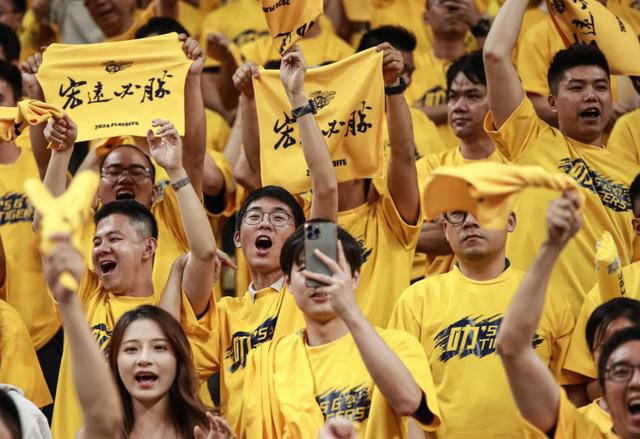 球迷们热情支持球队,创造浓厚的比赛氛围